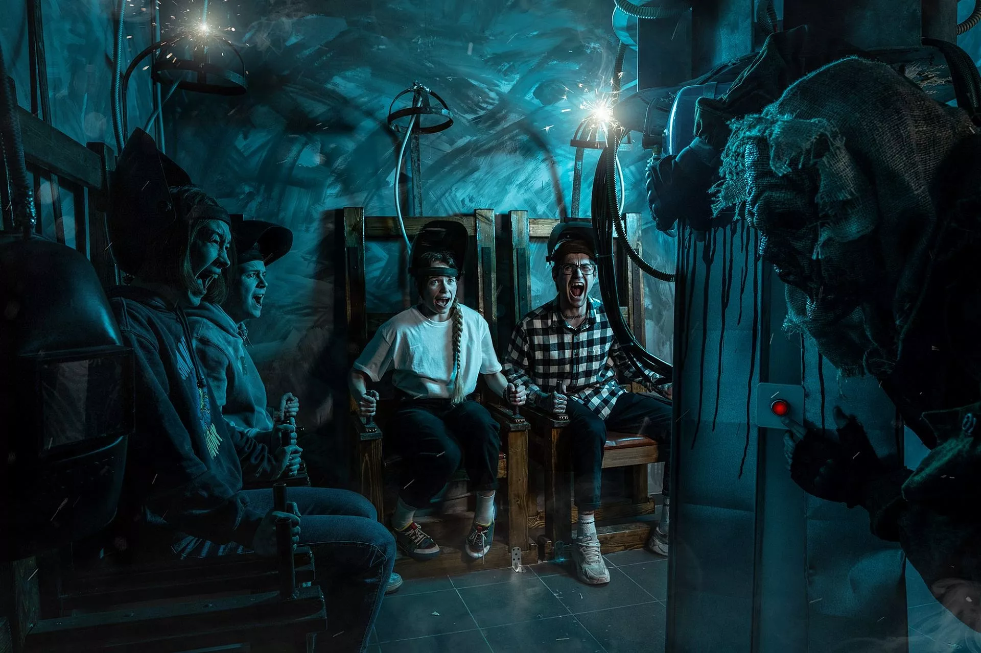 Комедийный квест. Квест комната. Квест. Мир квестов люди. Мир квестов люди.